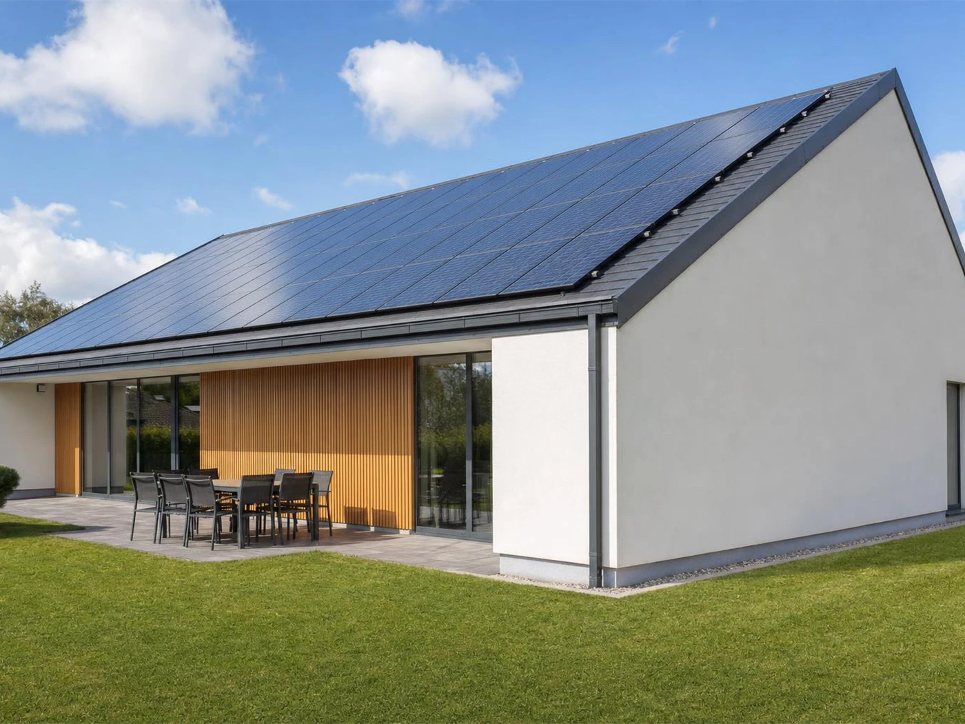Techo cubierto de paneles solares con el recorrido de la energía señalado: de los paneles al inversor, de ahí al tablero, y del tablero al consumo y a la red eléctrica.